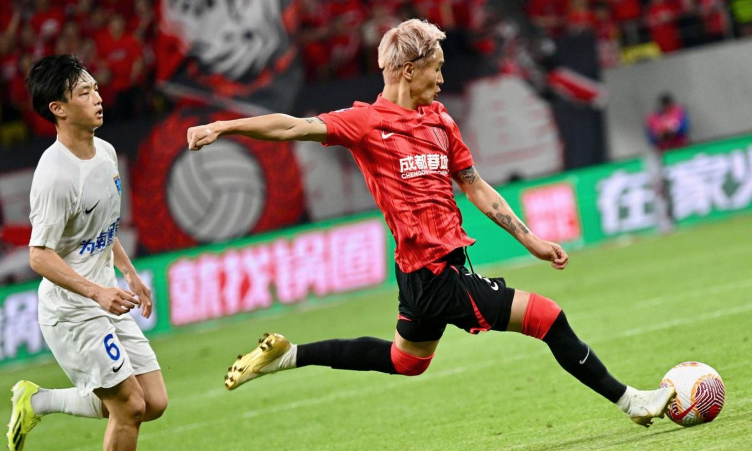 包含成都蓉城关键时刻复出首秀辽宁本钢外线爆发备战欧联，莱万多夫斯基连续十场比赛得分超过晋级看傻球迷的词条